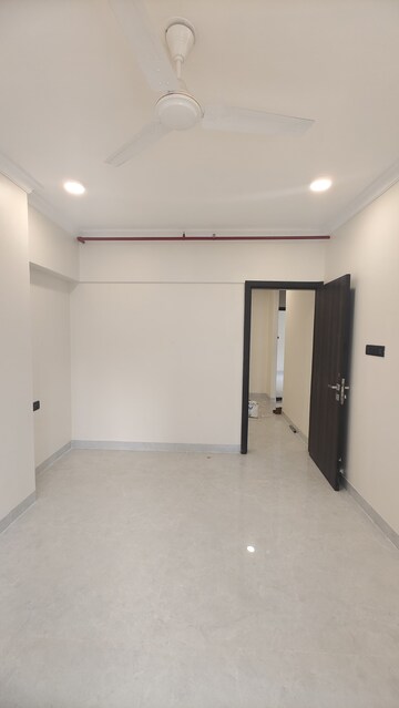 Room in 3 BHK Apartment at Zindagi CHS, Khar West – for Rent