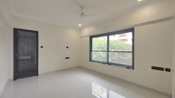 Room in 3 BHK Apartment at Zindagi CHS, Khar West – for Rent