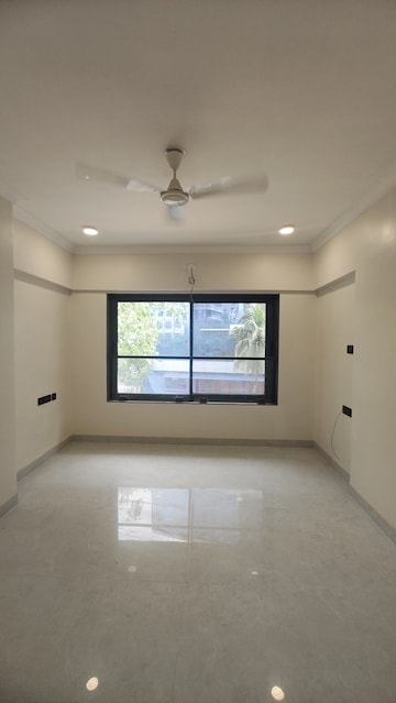 Room in 3 BHK Apartment at Zindagi CHS, Khar West – for Rent