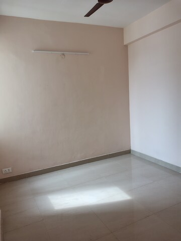 Room in 2 BHK Apartment at Amrapali Dream Valley, Tech Zone 4 Greater Noida – for Rent
