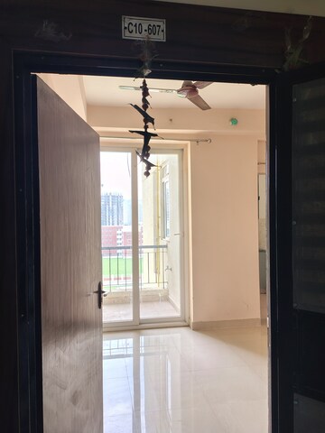 Room in 2 BHK Apartment at Amrapali Dream Valley, Tech Zone 4 Greater Noida – for Rent
