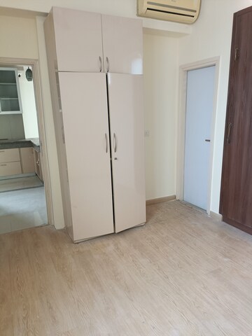 Room in 4 BHK Apartment at Unitech The Residences Gurgaon, Sector 33 – for Rent
