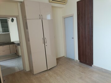 Room in 4 BHK Apartment at Unitech The Residences Gurgaon, Sector 33 – for Rent