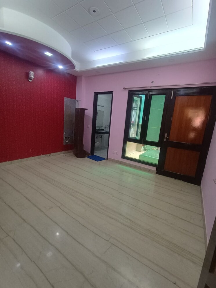 Room, sector 56 3 Bedroom 1450 Sq.Ft. Villa In Sector 56 Noida 9109867