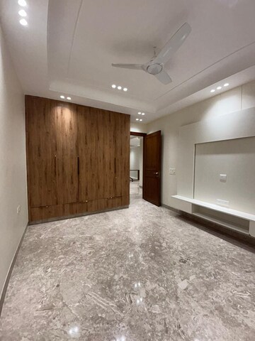 Room in 4 BHK Penthouse at South Extension ii – for Rent