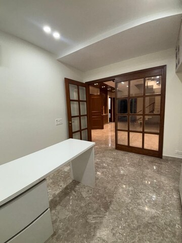 Room in 4 BHK Penthouse at South Extension ii – for Rent
