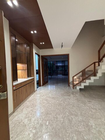 Room in 4 BHK Penthouse at South Extension ii – for Rent