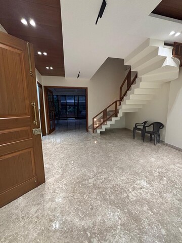 Room in 4 BHK Penthouse at South Extension ii – for Rent