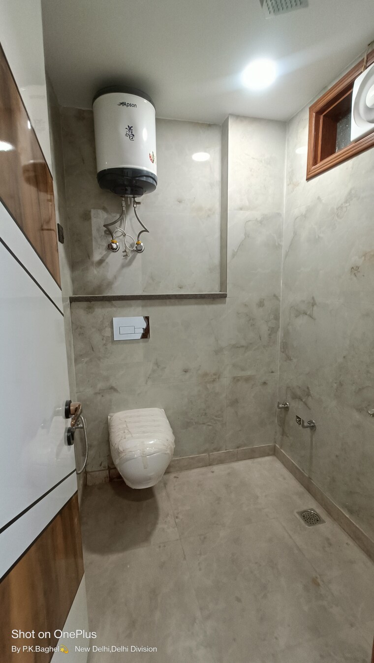 Bathroom, govindpuri 3 Bedroom 900 Sq.Ft. Builder Floor In Govindpuri Delhi 9109941