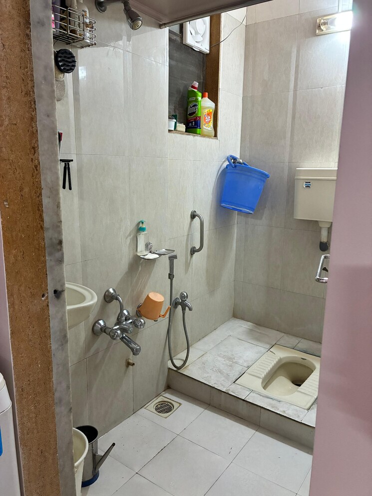 Bathroom, shree-laxmi-basera-apartments 1 Bedroom 420 Sq.Ft. Apartment In Mazgaon Mumbai 9109950