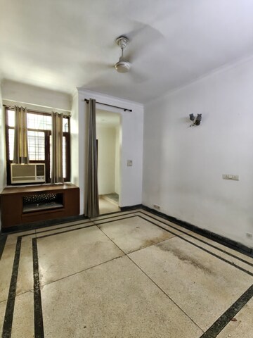 Master Bedroom in 2.5 BHK Builder Floor at Gupta Awas, Sector 43 – for Rent