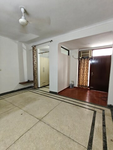 Master Bedroom in 2.5 BHK Builder Floor at Gupta Awas, Sector 43 – for Rent