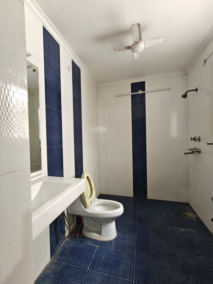 Attached Bathroom, gupta-awas 2.5 Bedroom 215 Sq.Yd. Builder Floor In Sector 43 Gurgaon 9109980