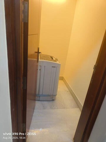 Room in 3 BHK Builder Floor at Greater Kailash ii – for Rent