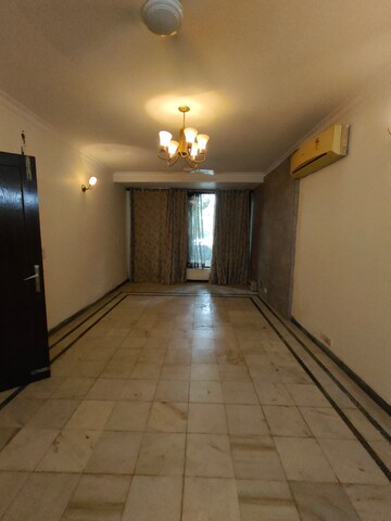 Room in 2.5 BHK Independent House at Super Mart 1, Sector 27 – for Rent
