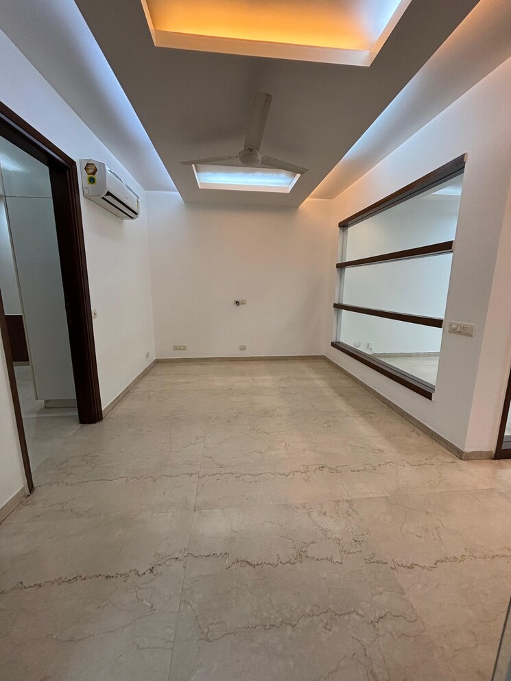 Room, uday park 3 Bedroom 1500 Sq.Ft. Builder Floor In Uday Park Delhi 9109999