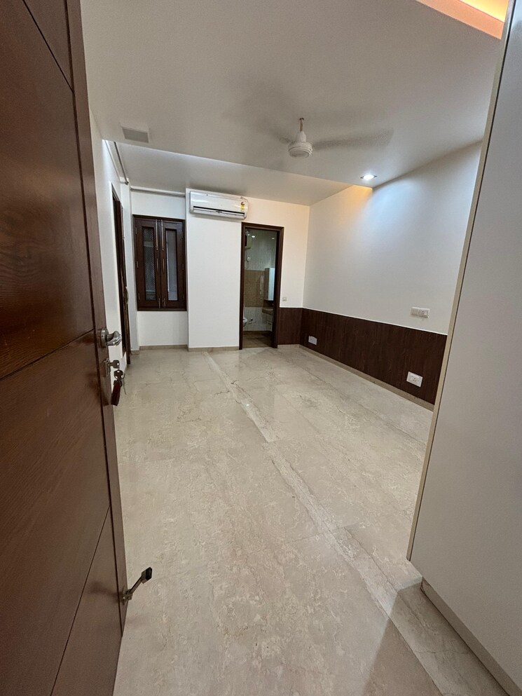Room, uday park 3 Bedroom 1500 Sq.Ft. Builder Floor In Uday Park Delhi 9109999