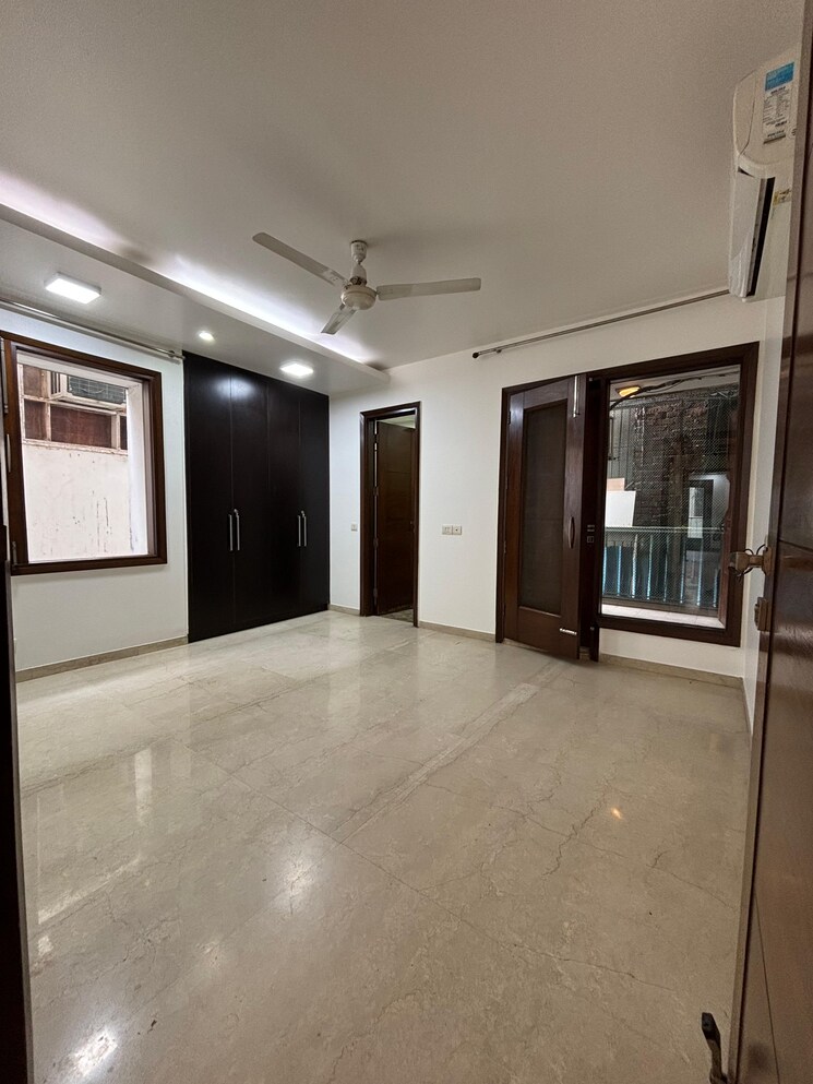 Room, uday park 3 Bedroom 1500 Sq.Ft. Builder Floor In Uday Park Delhi 9109999