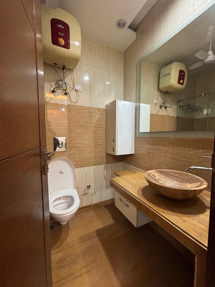 Bathroom, uday park 3 Bedroom 1500 Sq.Ft. Builder Floor In Uday Park Delhi 9109999