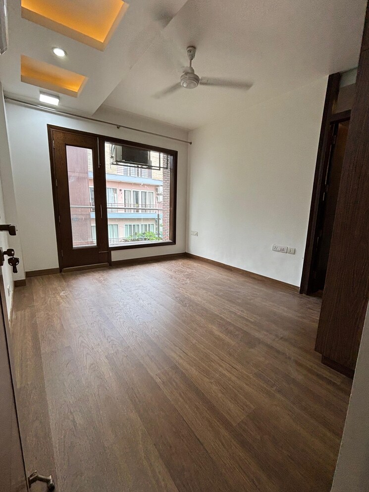 Room, uday park 3 Bedroom 1500 Sq.Ft. Builder Floor In Uday Park Delhi 9109999