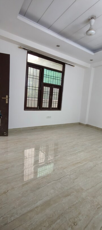Room in 3 BHK Builder Floor at Chattarpur – for Rent