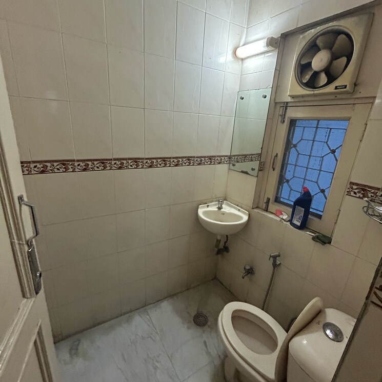 Bathroom, south extension ii 2 Bedroom 900 Sq.Ft. Builder Floor In South Extension ii Delhi 9110316