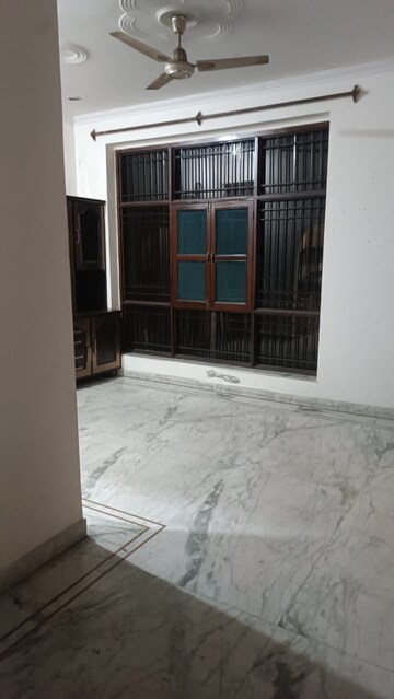 Room in 3 BHK Builder Floor at Sector 48 – for Rent