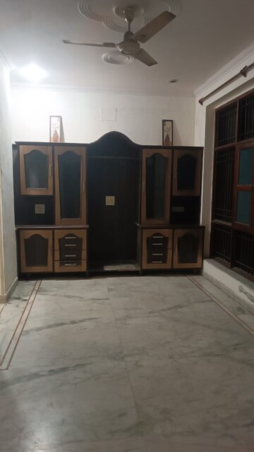 Room in 3 BHK Builder Floor at Sector 48 – for Rent