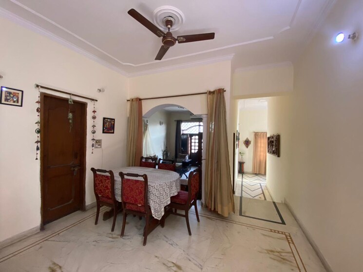  Parking, sector 33 3 Bedroom 1650 Sq.Ft. Builder Floor In Sector 33 Noida 9110406