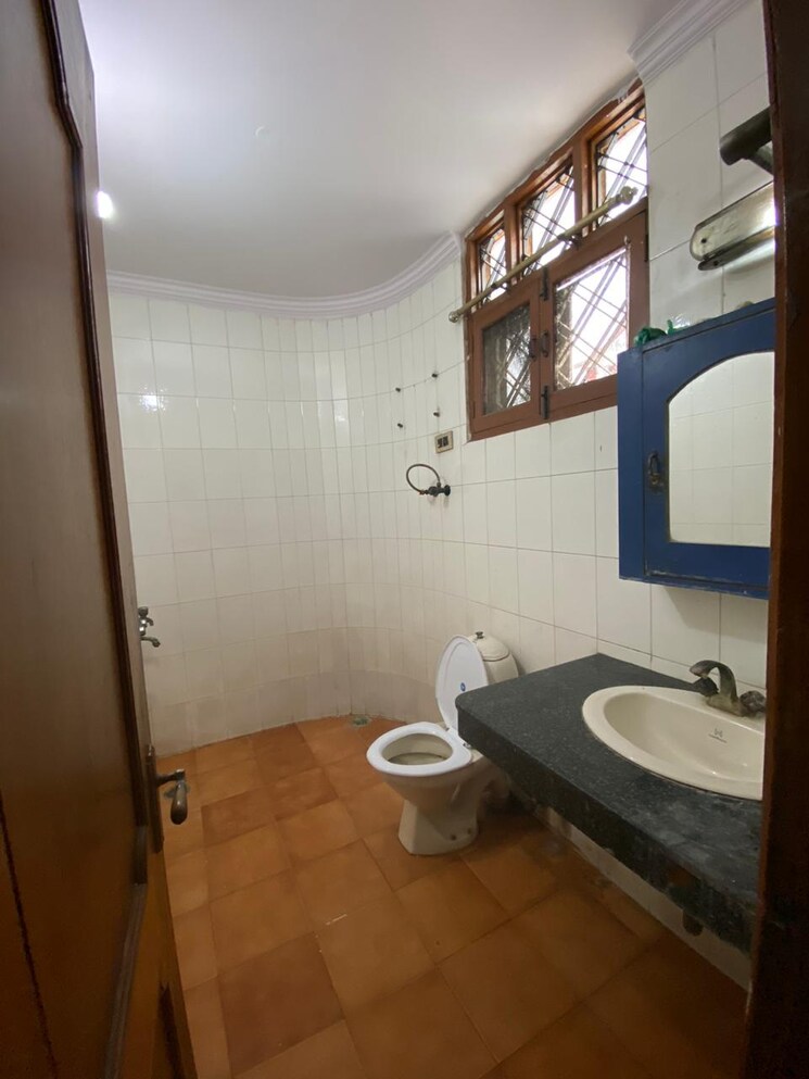 Bathroom, sector 33 3 Bedroom 1650 Sq.Ft. Builder Floor In Sector 33 Noida 9110406