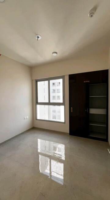 Room in 2 BHK Apartment at Piramal Vaikunth, Balkum Pada – for Rent