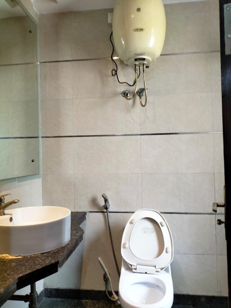 Bathroom, east of kailash 3 Bedroom 125 Sq.Yd. Builder Floor In East Of Kailash Delhi 9110483