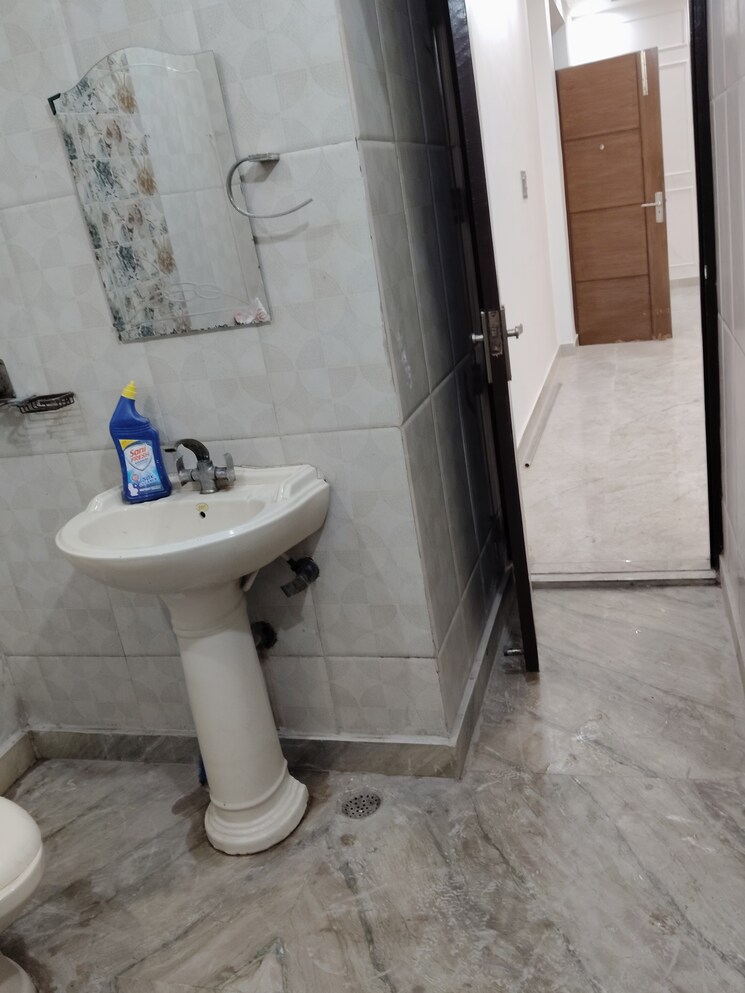 Bathroom, green fields colony 3 Bedroom 1800 Sq.Ft. Builder Floor In Green Fields Colony Faridabad 9110502