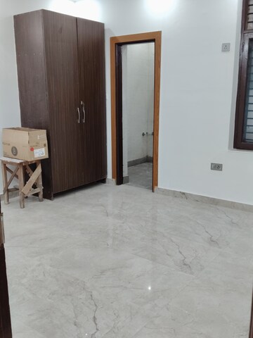 Room in 3 BHK Builder Floor at Green Fields Colony – for Rent