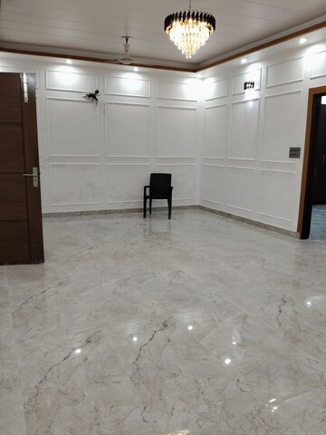 Room in 3 BHK Builder Floor at Green Fields Colony – for Rent