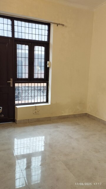 Room in 2 BHK Builder Floor at Green Fields Colony – for Rent