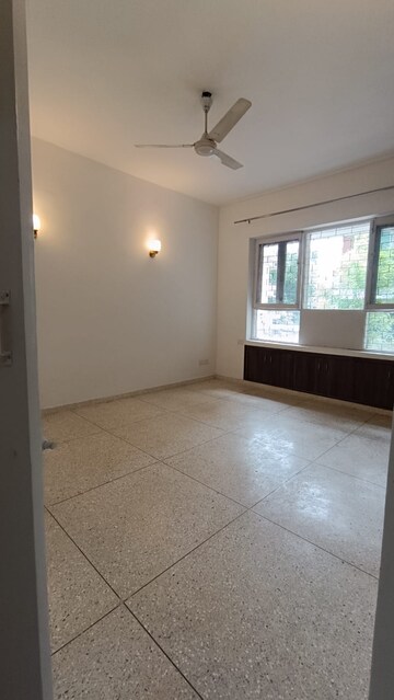 Room in 3 BHK Builder Floor at Green Park – for Rent