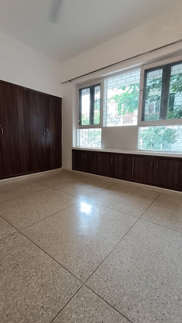 Room in 3 BHK Builder Floor at Green Park – for Rent