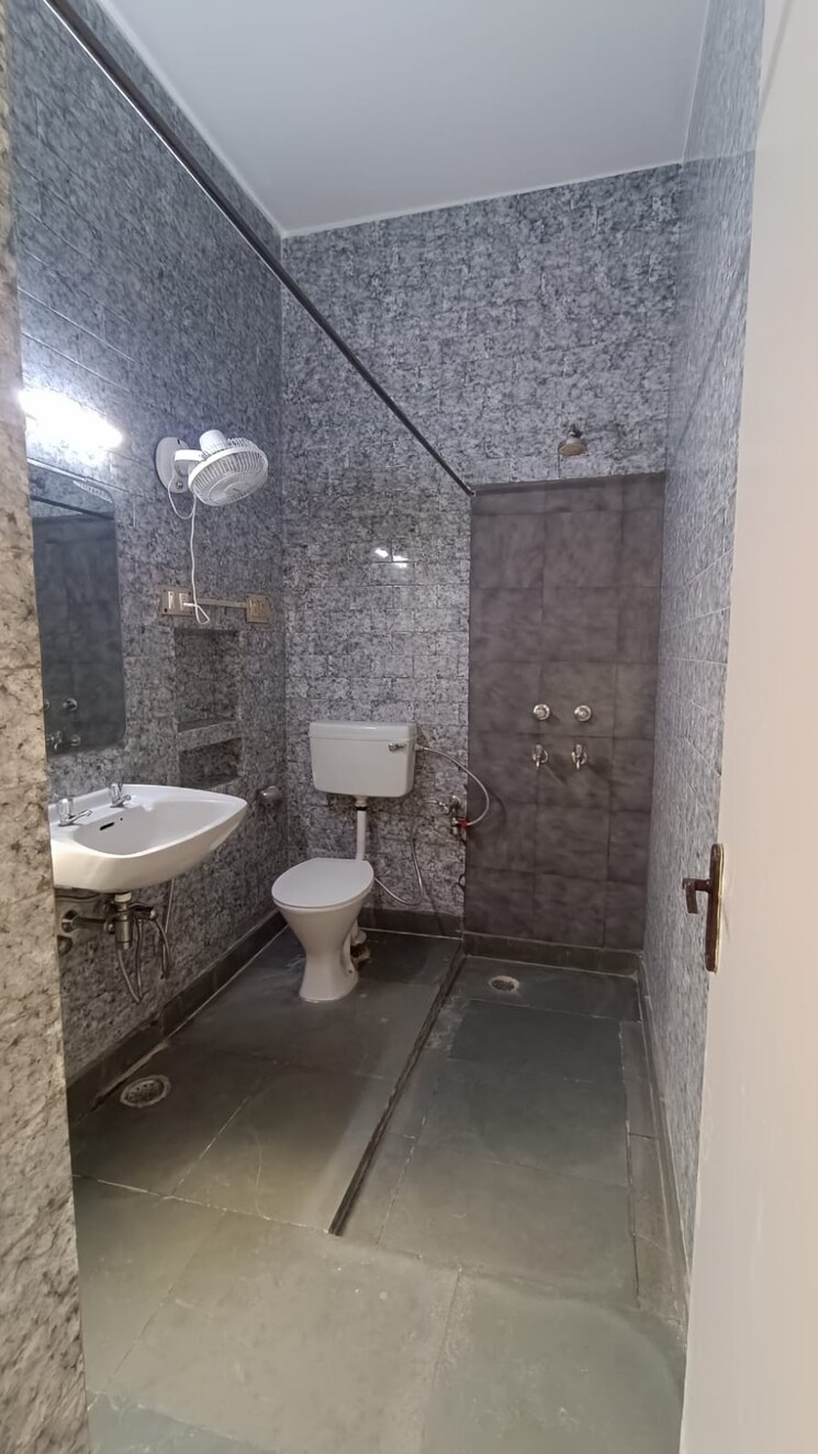 Bathroom, green park 3 Bedroom 2040 Sq.Ft. Builder Floor In Green Park Delhi 9110521