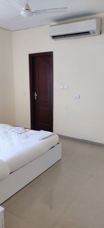 Room in 3 BHK Apartment at Omaxe R2, Gomti Nagar – for Rent