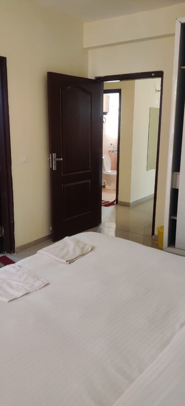Room in 3 BHK Apartment at Omaxe R2, Gomti Nagar – for Rent