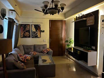 Living Room in 2.5 BHK Builder Floor at Central Market, Sector 50 – for Rent