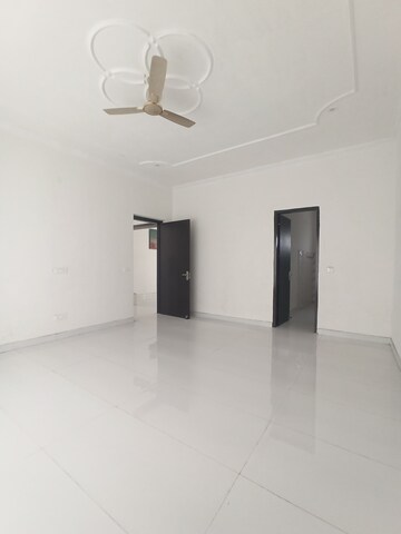 Room in 4 BHK Independent House at Ambika Florence Park, North Mullanpur – for Rent