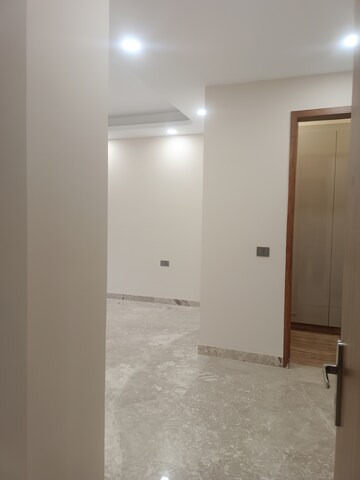Room in 4 BHK Builder Floor at Green Fields Colony – for Rent
