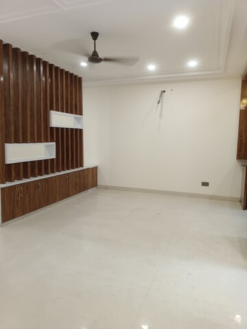 Room in 4 BHK Builder Floor at Green Fields Colony – for Rent