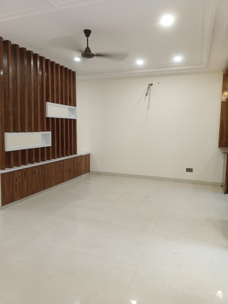 Room, green fields colony 4 Bedroom 400 Sq.Yd. Builder Floor In Green Fields Colony Faridabad 9110728
