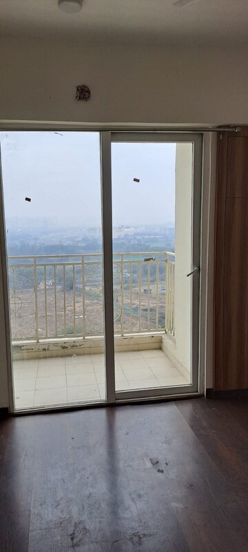 Room in 2 BHK Apartment at Mahagun Mantra II, Sector 10 Greater Noida – for Rent