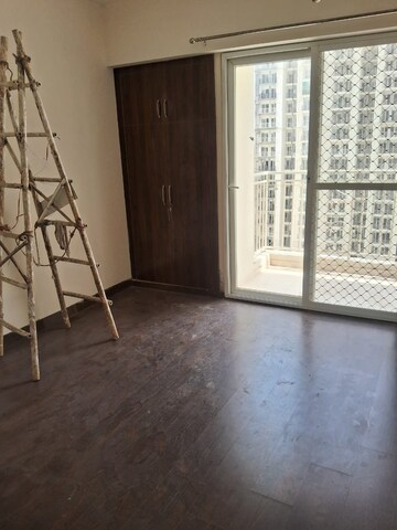 Room in 2 BHK Apartment at Mahagun Mantra II, Sector 10 Greater Noida – for Rent