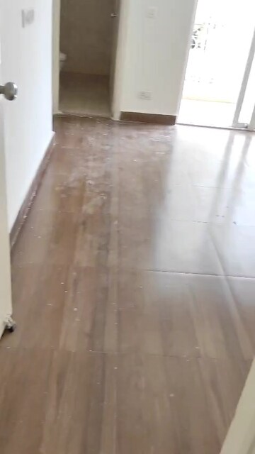 Room in 3 BHK Apartment at Mahagun Mantra I, Sector 10 Greater Noida – for Rent