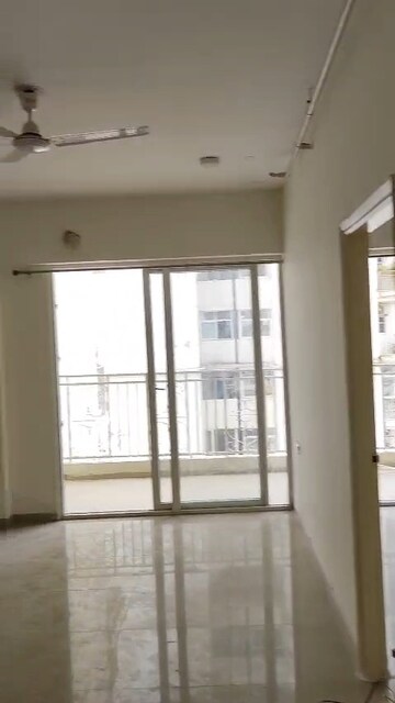Room in 3 BHK Apartment at Mahagun Mantra I, Sector 10 Greater Noida – for Rent